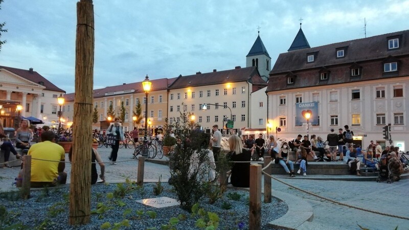 In Regensburg wurde am Samstag ausgelassen gefeiert. Nicht jeder hielt sich dabei jedoch an das Alkoholverbot, wie die Polizei mitteilte (Archivbild).