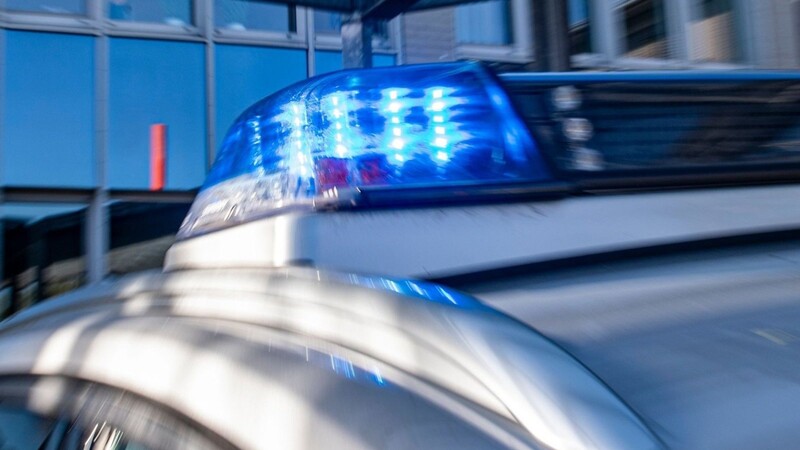 Die Polizei Landshut sucht einen etwa 40-jährigen Mann, der einer Statue in Landshut ein Schild umgehängt hatte. (Symbolbild)