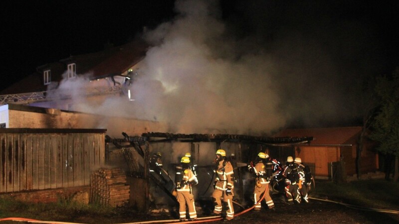 In Keilberg bei Regensburg brannte in der Nacht auf Mittwoch der Holzanbau einer Garage vollständig ab.