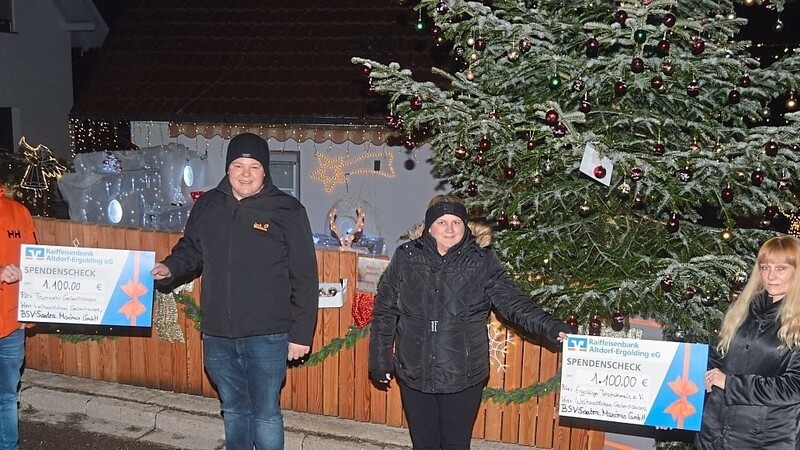 Melanie und Julian Gnauer (Mitte) überreichten die beiden Spendenschecks an Michael Stirner von der Feuerwehr Geisenhausen und an Petra Höffner, Vorsitzende des Tierschutzvereins Ergolding.