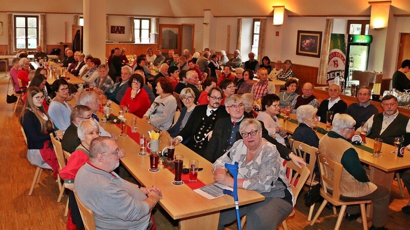 Gut besetzt war der Saal im Gasthaus Solle bei der traditionellen Senioren-Adventsfeier.