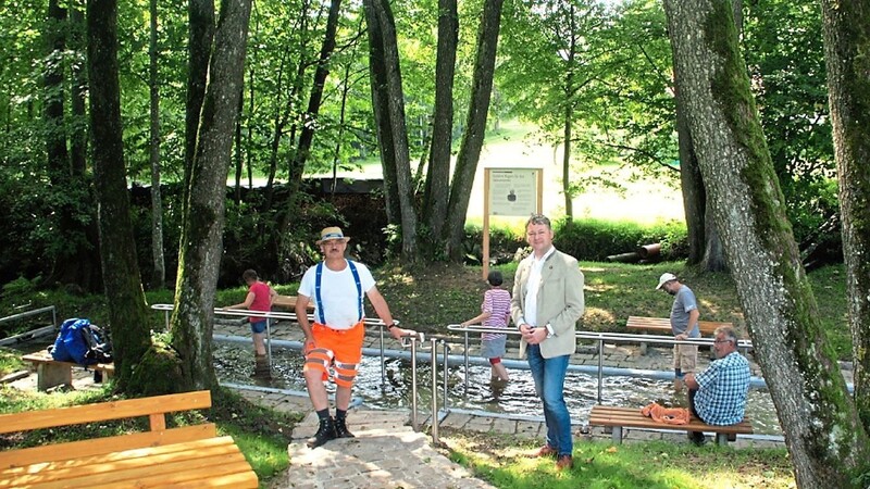 Bauhofleiter Hans Siebenhandl und Bürgermeister Matthias Wallner freuten sich vor der neu sanierten Wassertretanlage in Inderbogen, dass diese bei Gästen und Einheimischen so positiven Zuspruch findet.