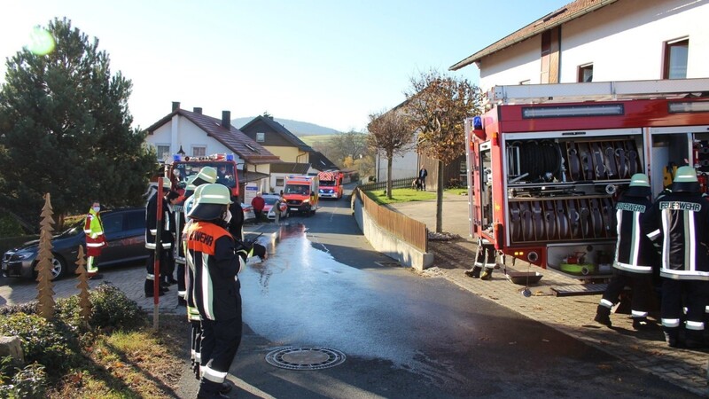 Mehrere Feuerwehren sowie der Rettungsdienst waren vor Ort.