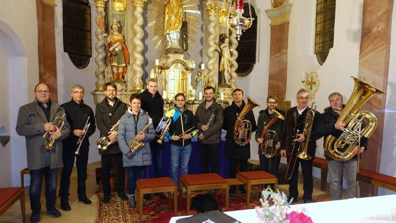 Nach dem Benefizkonzert: die Klosterhofmusikanten mit ihrem Leiter Christian Hupf (links) vor dem Hochaltar der Pfarrkirche