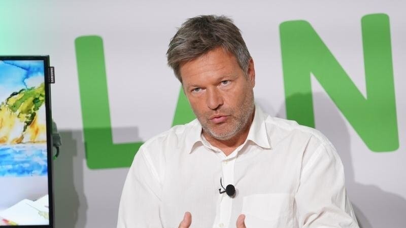 Robert Habeck, der Bundesvorsitzender von Bündnis 90/Die Grünen, sieht trotz der Vorwürfe gegen Grünen-Kanzlerkandidatin Baerbock keine Notwendigkeit für einen "Neustart".
