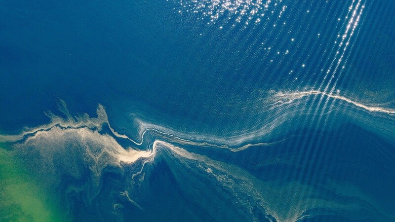 Wellen auf dem Chiemsee, hervorgerufen durch ein einsames Schiff: Diese Aufnahme aus seiner Ausstellung mag Klaus Leidorf besonders gern.