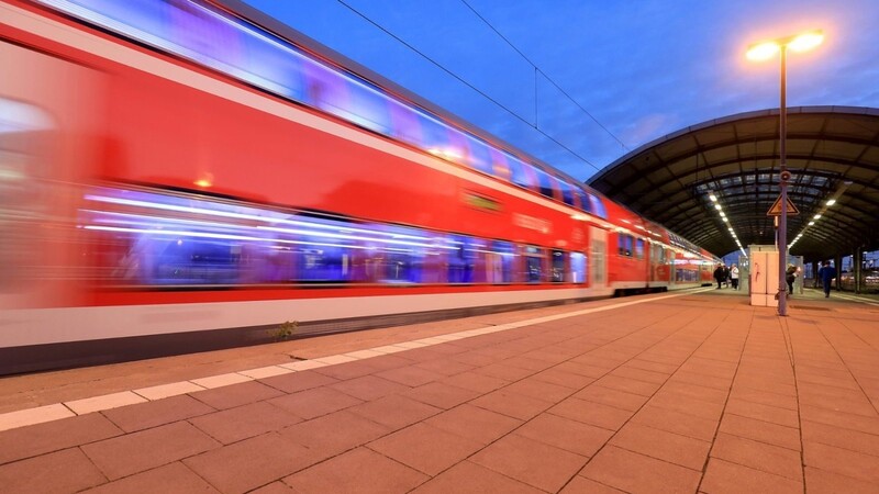 Am frühen Dienstagmorgen kam es zu teils erheblichen Zugverspätungen auf der Bahnstrecke zwischen Landshut und Plattling. (Symbolbild)