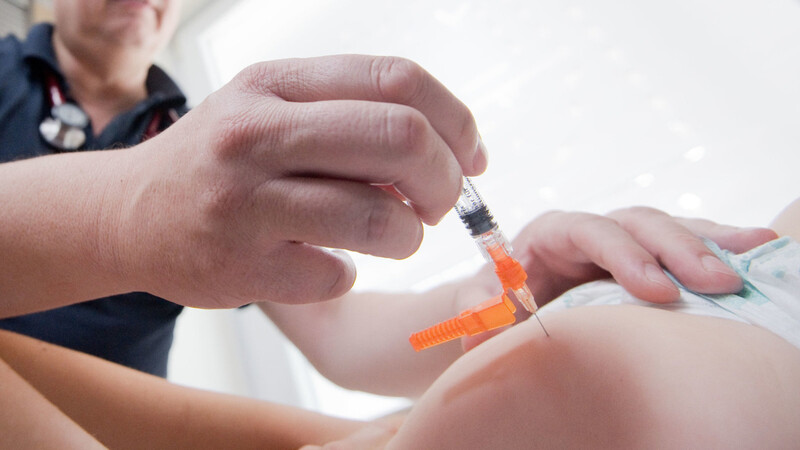 Die vor rund zweieinhalb Jahren eingeführte Masern-Impfpflicht bleibt in Kraft.