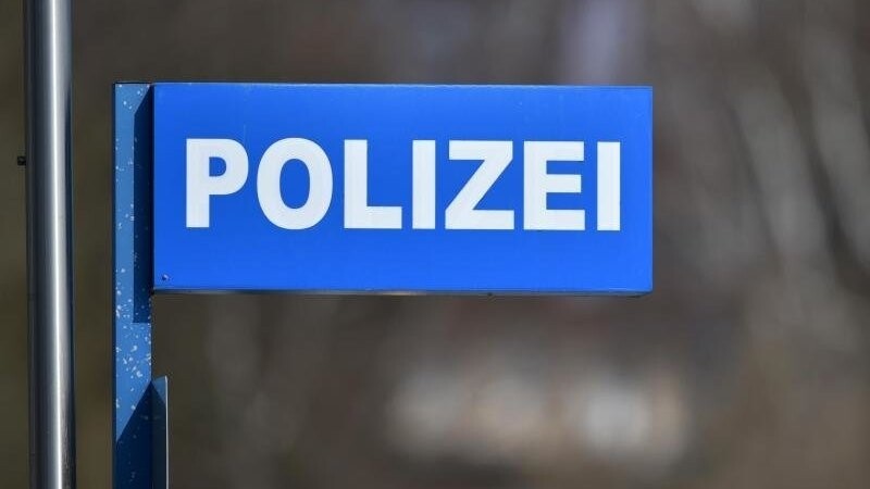 Ein Schild mit der Aufschrift "Polizei" ist zu sehen. Foto: Ralf Hirschberger/dpa-Zentralbild/dpa/Symbolbild