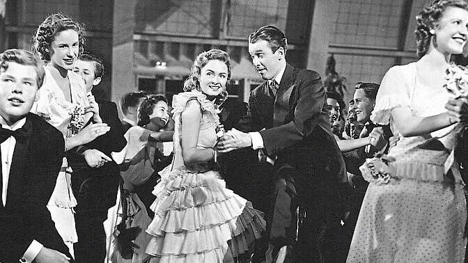 George (James Stewart) und Mary (Donna Reed, Mitte) nehmen in "Ist das Leben nicht schön ?" an einer ausgelassenen Tanzparty teil.  Foto: ZDF/RKO; Liberty