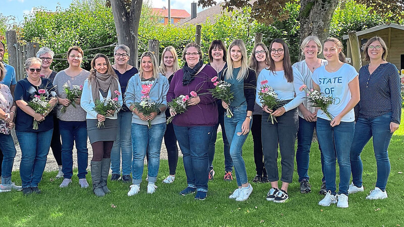 Mit Blumen wurden die neuen Mitarbeiterinnen der Gemeinde von Bürgermeister Leonhard Berger sowie Kindertagesstättenleitern Sigrid Hartmann (links) sowie ihren Kolleginnen begrüßt.