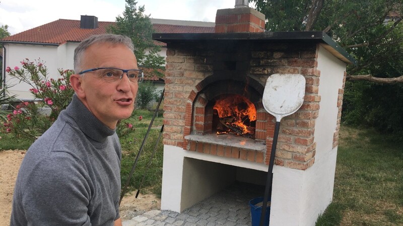Pfarrer Werner Konrad freut sich, dass der neue Ofen funktioniert.