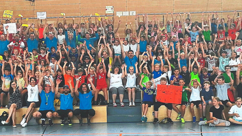 Nach der Begrüßung stimmten sich die Schulkinder mit ihren Fans auf der Tribüne der Mehrzweckhalle Laabertal auf den Handball-Vormittag ein.