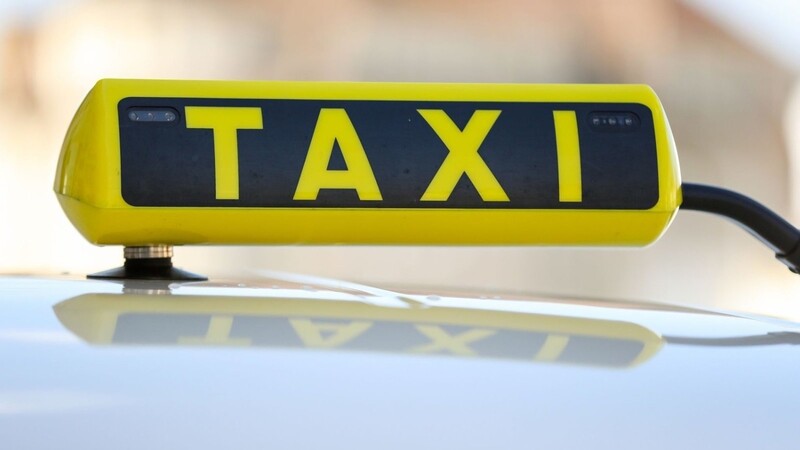 Ein Taxifahrer aus Regensburg ist am Freitag falsch auf der A93 gefahren. (Symbolbild)