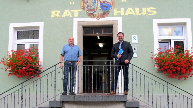 Tauschten sich am Dienstag im Rathaus aus: MdL Dr. Gerhard Hopp (re.) und Bürgermeister Josef Häring.
