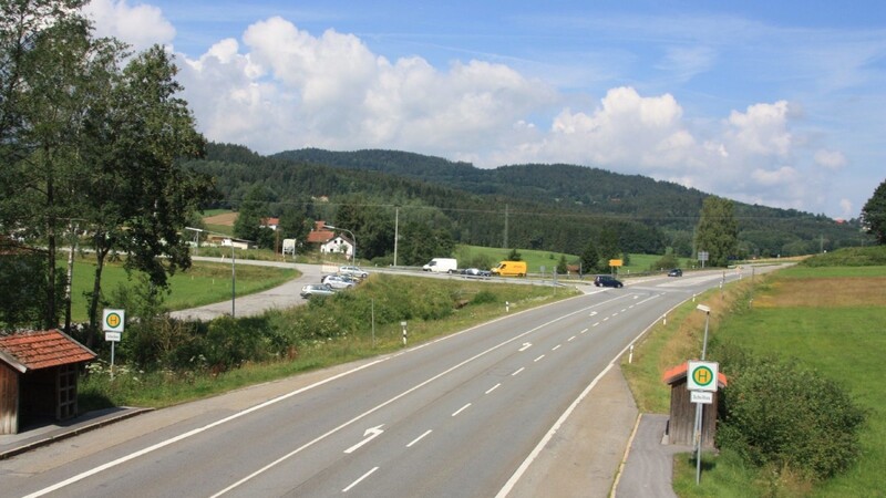 Bei Patersdorf mündet die B11 in die B85. Wegen des hohen Verkehrsaufkommens und der zahlreichen Spuren kracht es immer wieder. Der künftige Kreisel soll für eine Entschärfung der Situation sorgen.