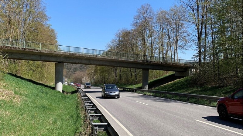 Das Staatliche Bauamt Landshut saniert ab Montag die Brücke über die B16 bei Reißing.