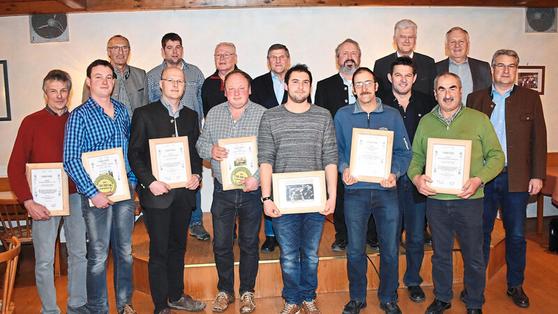 Zu Top-Leistungen bei der Milcherzeugung gratulierten Beratungsteam und Verbandsvertreter den Spitzenreitern der Betriebe.