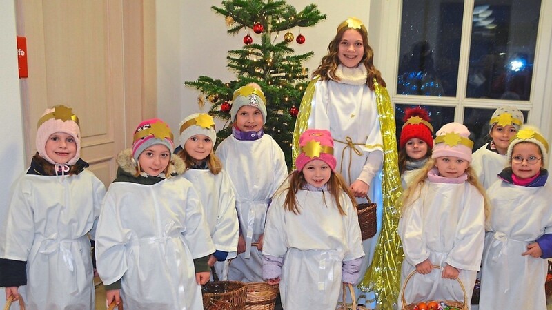Das Christkind Lena Stocker und seine Engel verteilten bei der Aufhausener Weihnacht Süßigkeiten.
