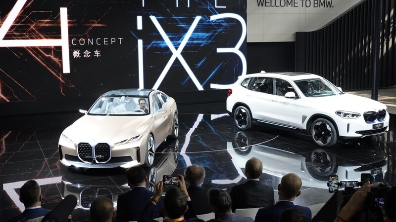 Der Autobauer BMW sieht sich mit dem i4 (l.) und dem Elektro-SUV iX3 gut für die Zukunft ohne Verbrenner gerüstet.