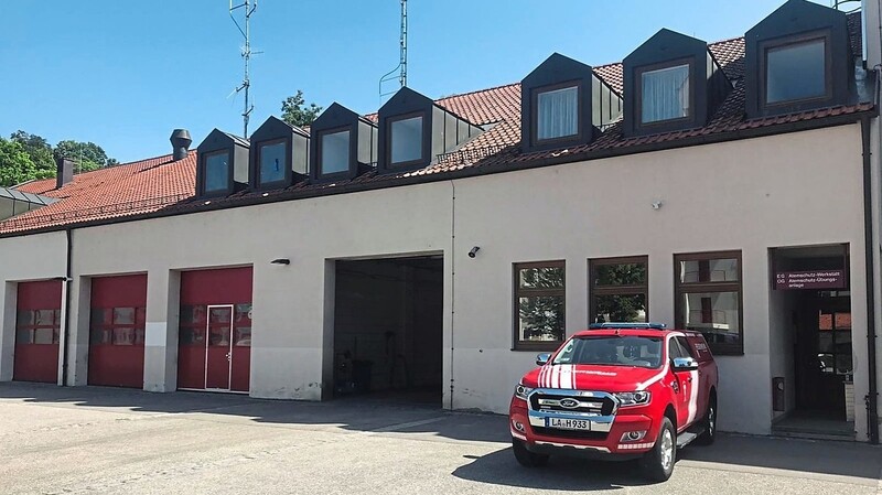 Heute ist die Atemschutzwerkstatt räumlich beengt im rechten Teil des Gebäudes (vor dem das Feuerwehrfahrzeug steht) beheimatet; sie zieht nach links in die bisherige Fahrzeughalle (mit den drei Toren) um.