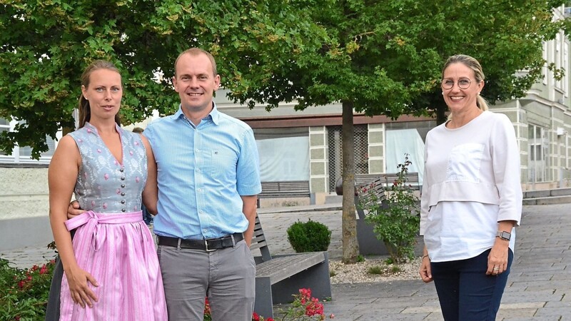 Bürgermeisterin Sibylle Entwistle (re.) hieß das Festwirtspaar Sabine und Andreas Widmann willkommen.