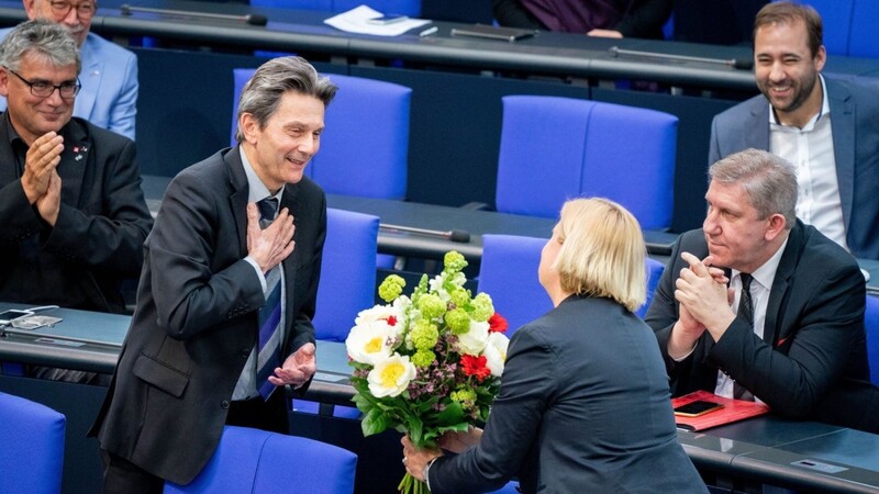 Rolf Mützenich gratuliert Eva Högl nach ihrer Wahl zur Wehrbeauftragten des Bundestags. Die Vorgeschichte dieser Wahl lässt beide beschädigt zurück.