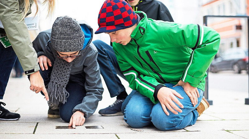 Interaktive Zeitreise: Dank einer neuen App können Jugendliche viel über die Stolpersteine in Straubing erfahren.