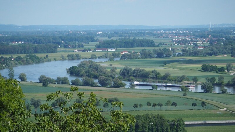 Die Donau zwischen Straubing und Vilshofen: immer wieder stecken hier Schiffe fest. (Symbolbild)