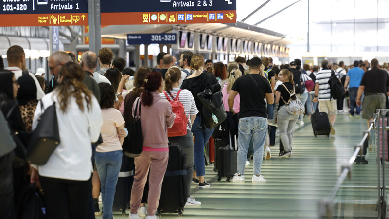 Mehrere hundert Meter Schlange: Bilder wie hier am Flughafen Köln-Bonn sind derzeit an der Tagesordnung an deutschen Flughäfen.