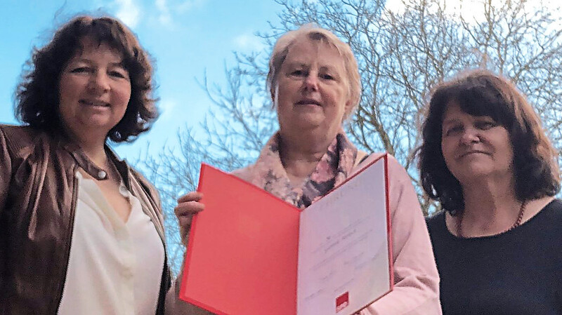 Gabriele Mirlach ist seit 50 Jahren SPD-Mitglied. Dafür dankten ihr SPD-Vorsitzende Angelika Wimmer (r.) und Kreisvorsitzende Ruth Müller.