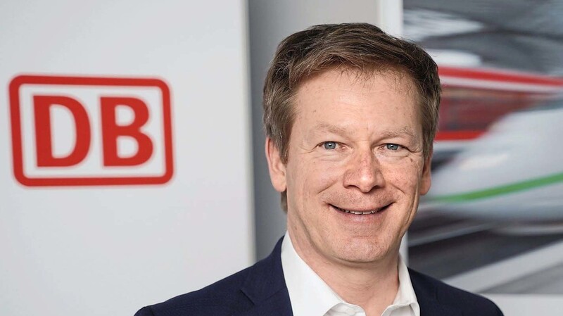 Richard Lutz, Vorstandsvorsitzender der Deutschen Bahn, hat 2022 knapp 970 000 Euro Grundgehalt und dazu einen Bonus von mehr als 1,26 Millionen Euro verdient.