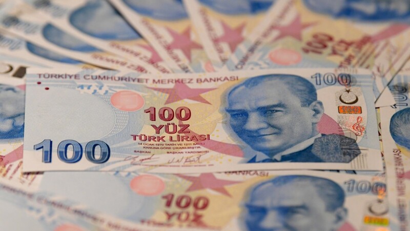 Die Talfahrt der türkischen Lira geht weiter. In diesem Jahr hat die Lira die Hälfte ihres Werts verloren.