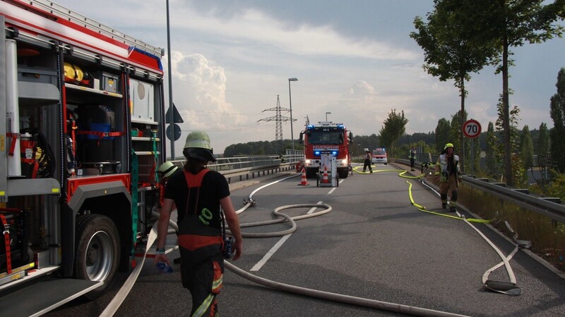 Neben der Bahnstrecke bei Burgweinting hat am Freitag ein Feld gebrannt.