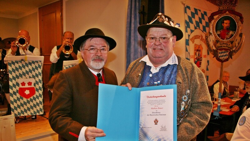 Landesvorsitzender Stefan Jetz überreichte das "Ehrenkreuz der Bayerischen Patrioten" an Weiß-Blau Vorsitzenden Mathias Bauer (r.).