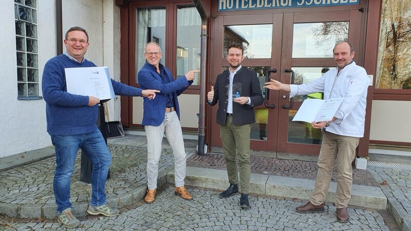 Sichtlich stolz sind Klassenlehrer Sven Stolzenberg (v.li.), Xaver Dietrich, Außenstellenleiter der Hotelberufsschule Viechtach, und Fachpraxislehrer Roland Stieglmeier-Maidl (re.) auf ihren Sieger Max Drazczyk.