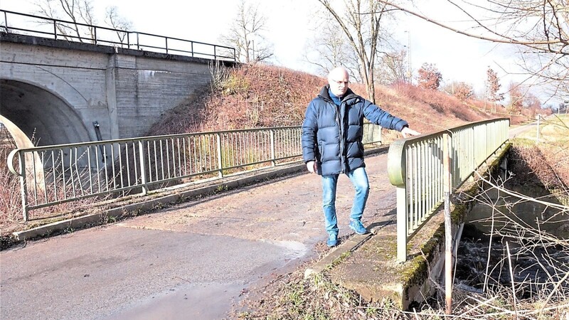 Wie Bürgermeister Robert Spindler aufzeigte, wiesen bei der Brücke am Bahndamm über die Hartlaber die vorhandenen Geländer zahlreiche Korrosionsschäden auf.