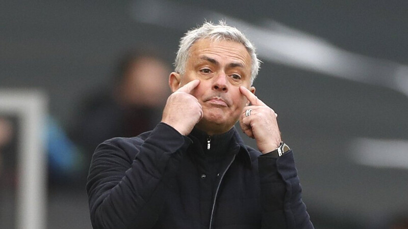 Der damalige Tottenham Hotspurs Cheftrainer Jose Mourinho steht an der Seitenlinie und gestikuliert.