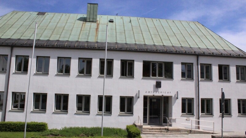 Ein Pfleger musste sich vor dem Amtsgericht Viechtach verantworten. Die Verhandlung wird am 13. April fortgesetzt.