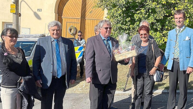 Ein Vergelt's Gott aus Weiding gab es für die Gastfreundschaft. An Plánices Bürgermeister Zdeněk Pavliček (Mitte) wurde ein kleines bayerisches Geschenk übergeben.