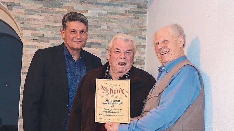 Vorsitzender Ewald Störk (r.) und Bürgermeister Peter Forstner überreichten Bruno Kulzer die Dankurkunde für seine lange Treue zum Verein.