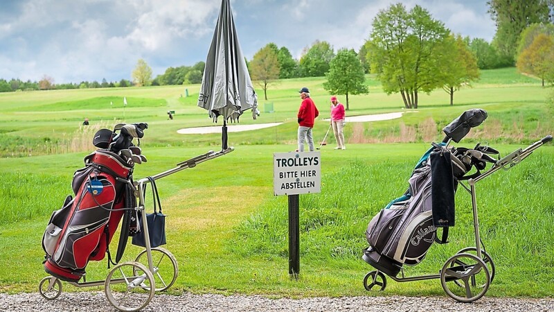So sehen Rebellen im Jahr 2020 aus: zwei Golfspieler auf der Golfanlage Bergkramerhof in Wolfratshausen. Der Golfplatz hat in der Corona-Krise trotz Verbots geöffnet.
