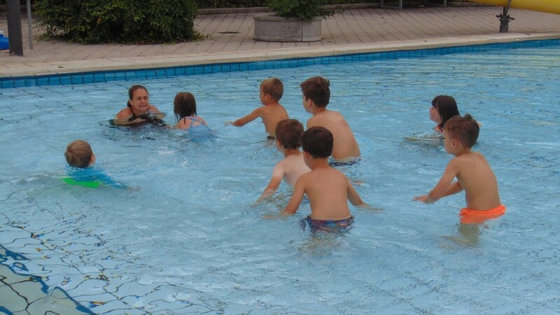 Kindern das Schwimmen beizubringen, wurde in der Pandemie-Zeit nicht einfacher. Vanessa Tschurtschenthaler kümmert sich im Stadtbad um die Schwimmkurse für die Kleinen.
