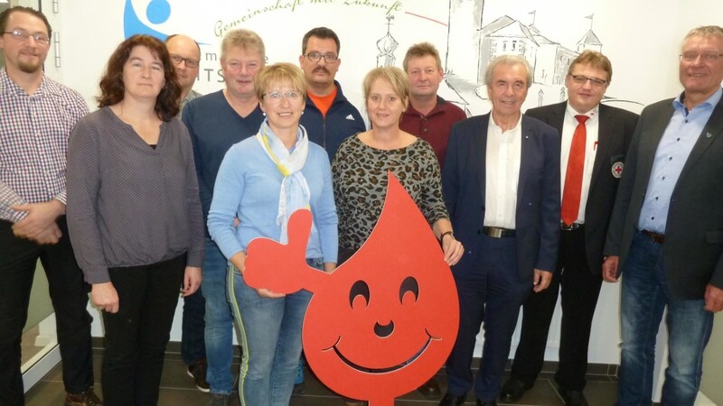 Den fleißigen Blutspendern aus der Gemeinde Traitsching gratulieren (von rechts) Bürgermeister Sepp Marchl, Sachgebietsleiter Stefan Raab und BRK-Bereichsvorsitzender Günther Lommer.