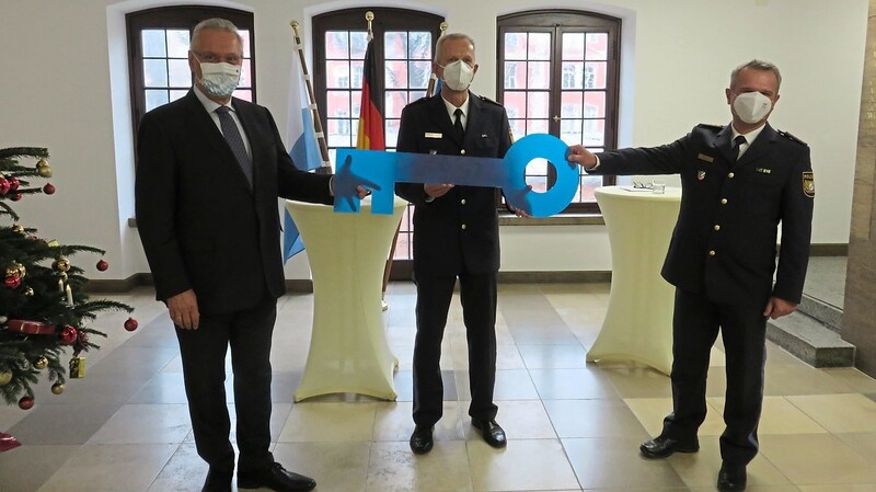 Innenminister Joachim Herrmann übergibt symbolisch den Schlüssel zum frisch sanierten Gebäude der Polizeiinspektion Regensburg Süd an ihren Leiter, Gerhard Roider.