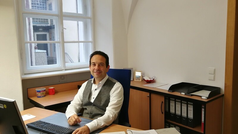 Würde für sich selbst sofort einen Handwerker-Basis-Kurs buchen: Volkshochschul-Geschäftsführer Robert Dollmann in seinem Büro in Oberalteich.