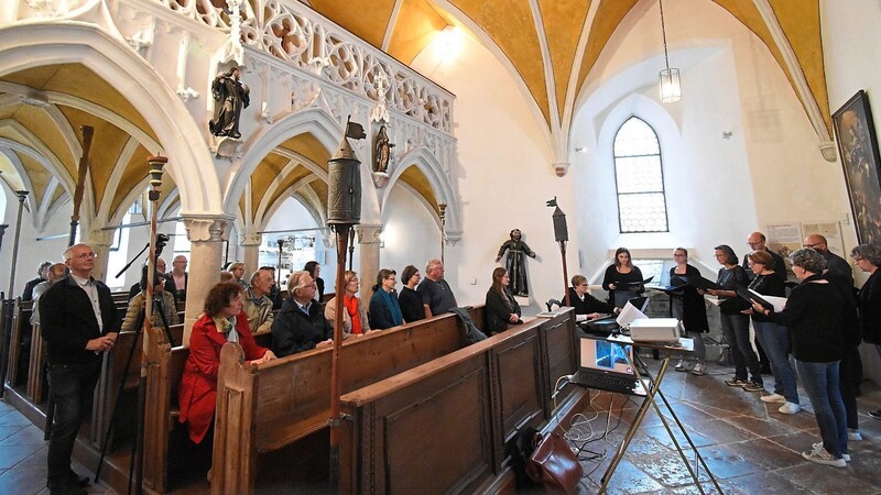 Mit ihren Chorsätzen aus verschiedenen Jahrhunderten brachten die "Singenden Freunde" unter der Leitung von Alexandra Priller den historischen Kirchenraum zum Klingen.