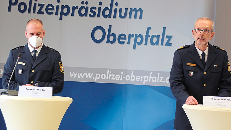 Der Oberpfälzer Polizeivizepräsident Thomas Schöniger (r.) und Polizeirat Andreas Schieder stellten am Dienstag das Verkehrslagebild 2020 vor.  Foto: Polizeipräsidium Oberpfalz