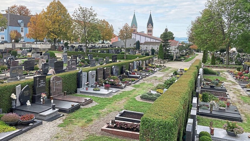Blick auf den Friedhof: In den kommenden Jahren soll der Ort nach und nach neu gestaltet und beispielsweise mit Sträuchern und Sitzgelegenheiten aufgewertet werden.