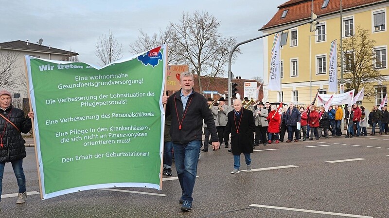 Im Februar dieses Jahres gehörte der Förderverein des Mainburger Krankenhauses mit seinem Vorsitzenden Karsten Wettberg (im Hintergrund rechts) zu den Initiatoren einer Demo zum Erhalt der Klinik in der Hopfenstadt.